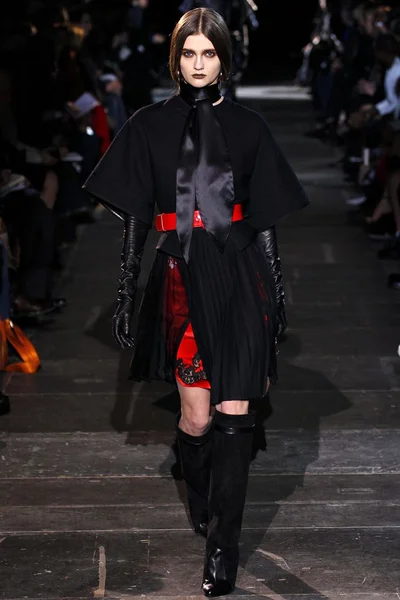 Look 16